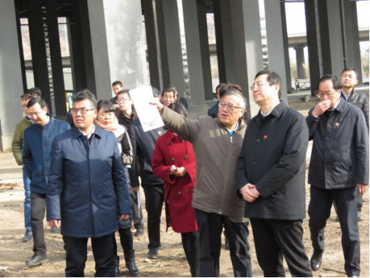 省委常委、西寧市委書記王曉在青海省物產(chǎn)集團(tuán)總公司黨委書記、總經(jīng)理王玉輝陪同下，深入青海物產(chǎn)朝陽物流園區(qū)。